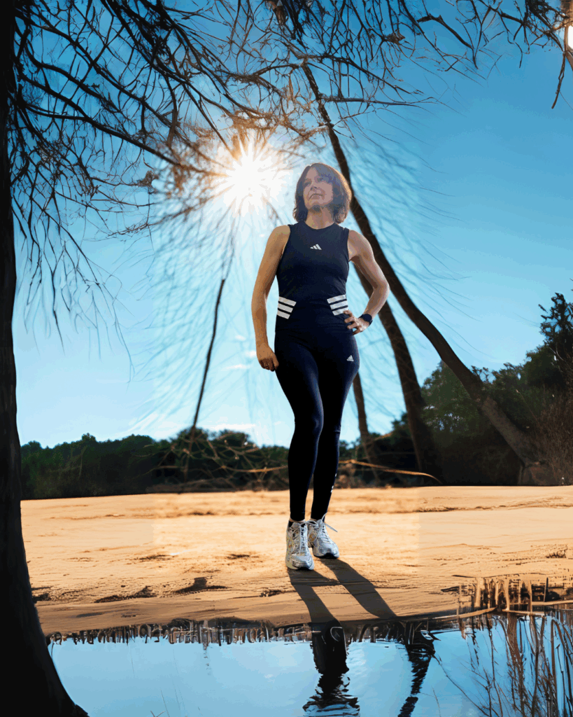 Die Inhaberin und Trainerin im Trainingsoutfit und sportlicher Pose