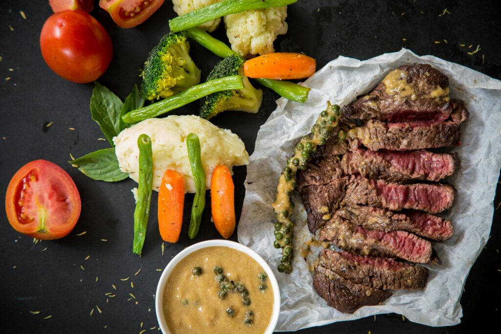 Bild eines Rindersteaks mit Gemüse