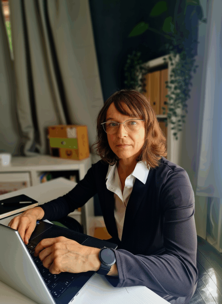 Ich in meiner Praxis am Laptop bei der Arbeit